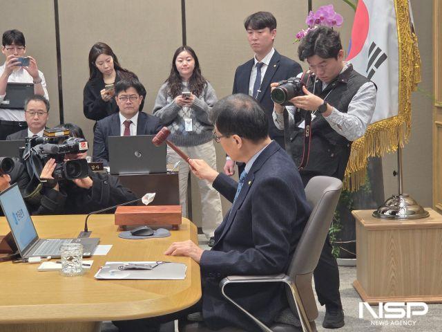 NSP통신-15일 한국은행 금융통화위원회에서 이창용 한은 총재가 의사봉을 두드리고 있다. (사진 = 강수인 기자)