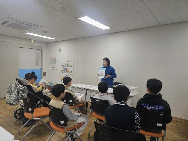 NSP통신-아이들이 마음치유 그림책상담소 프로그램에 참여한 모습. (사진 = 수원시)