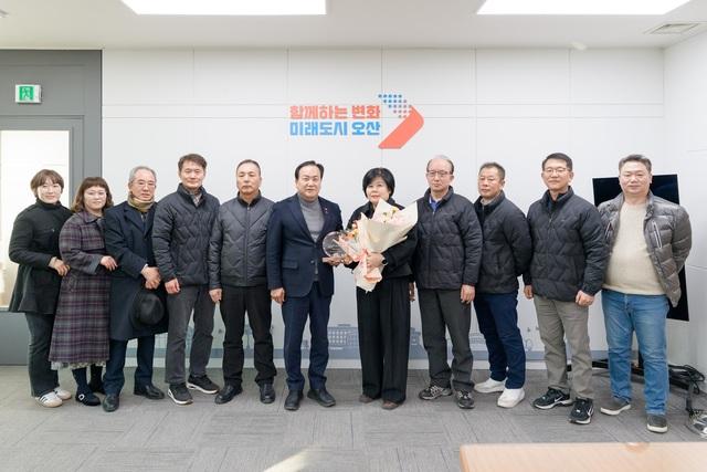 NSP통신-14일 이권재 오산시장(왼쪽 여섯번째)와 김옥랑 명예시장(왼쪽 일곱번째) 및 관계자들이 기념촬영을 하는 모습. (사진 = 오산시)
