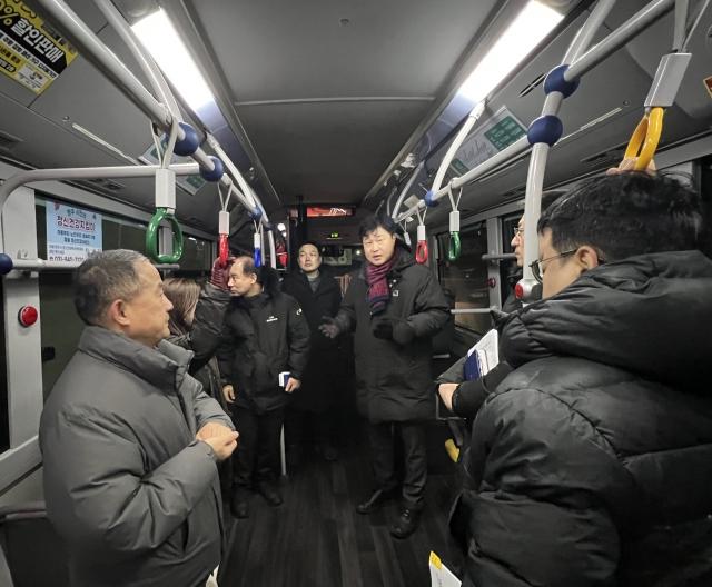 NSP통신-이영주 경기도의원이 14일 동절기 전기버스 충전 효율 저하와 난방 불편 민원이 집중된 양주시 82번 버스를 직접 탑승해 현장점검을 하고 있다. (사진 = 경기도의회)