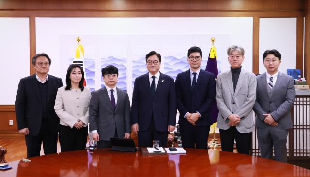 NSP통신-우원식 국회의장(가운데)의 윤종빈 한국정치학회장(왼쪽 세번째) 접견 기념사진 (사진 = 국회의장 공보 수석실)