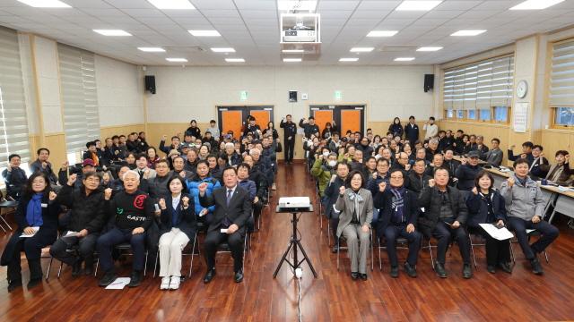 NSP통신-14일 보개면 주민자치센터 대강당에서 열린 2026년 상반기 정책공감토크 기념촬영 모습. (사진 = 안성시)