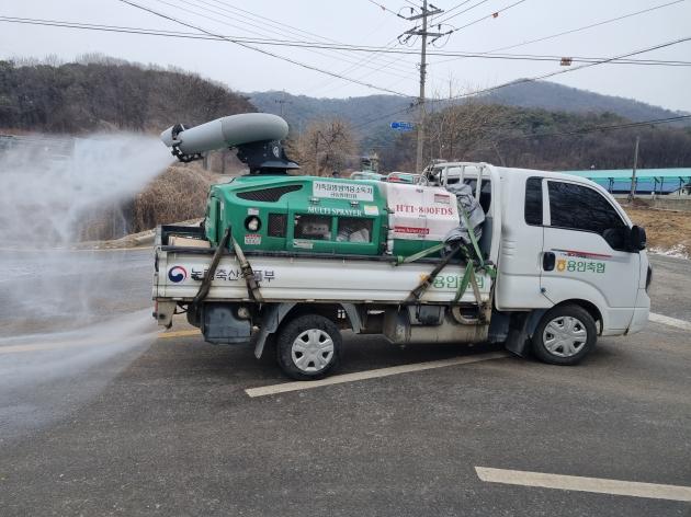 NSP통신-용인특례시 가축방역 공동방제단이 조류인플루엔자 차단을 위한 방역소독을 하고 있다. (사진 = 용인특례시)