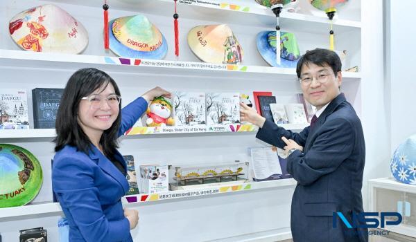 NSP통신-김정기 대구광역시장 권한대행은 지난 14일 오후 4시 30분(현지시간) 베트남 다낭시 다낭관광안내센터를 방문해 대구시 전용 홍보 공간에 대구 관광 및 의료관광 홍보 팸플릿을 전시하고 양 도시 간 관광 홍보 협력 방안을 논의했다. (사진 = 대구광역시)
