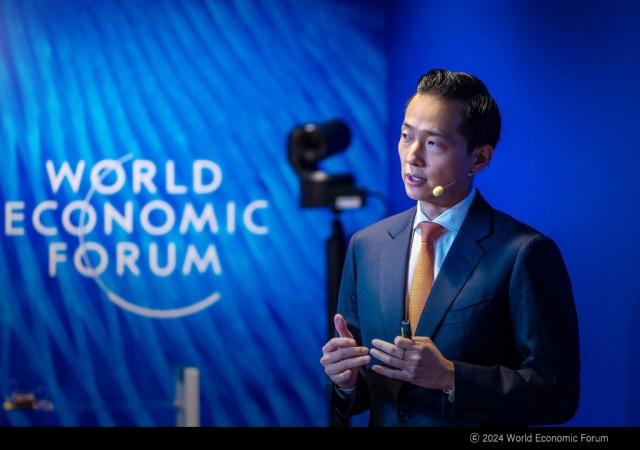 NSP통신-김동관 부회장이 2024년 다보스포럼 연차총회 세션세계 최초 탈화석연료 선박에서 한화의 해양 탈탄소 비전을 발표하고 있다. (사진 = 한화 제공)