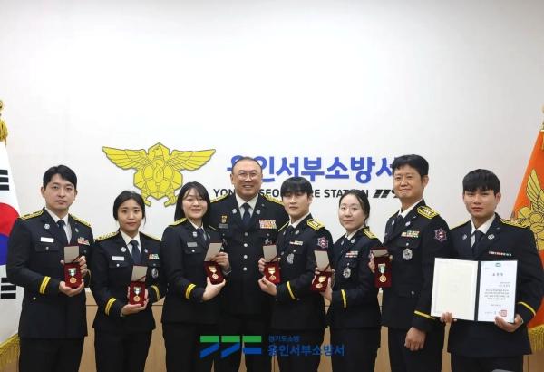 NSP통신-용인서부소방서가 각종 재난과 구급 현장에서 헌신적으로 임무를 수행한 대원들 대상으로 순금기장과 소방청장, 도지사 표창을 수여했다. 사진은 표창 기념촬영 모습. (사진 = 용인서부소방서)