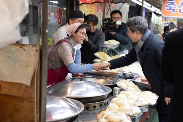 NSP통신-의왕 도깨비시장을 찾은 김동연 지사가 상인과 악수하며 격려를 하고 있다. (사진 = 경기도)