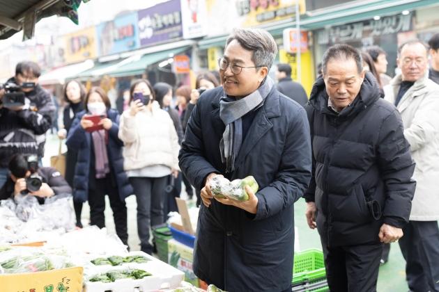 NSP통신-의왕 도깨비시장을 찾은 김동연 경기도지사가 시장 상인들과 대화를 나누고 있다. (사진 = 경기도)