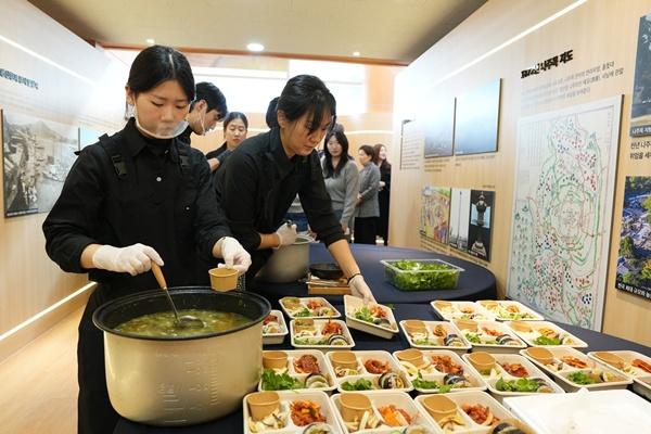 NSP통신-나주시가 15일 시청 로비에서 개최한 영산포 로컬 먹거리 시식회. (사진 = 나주시)