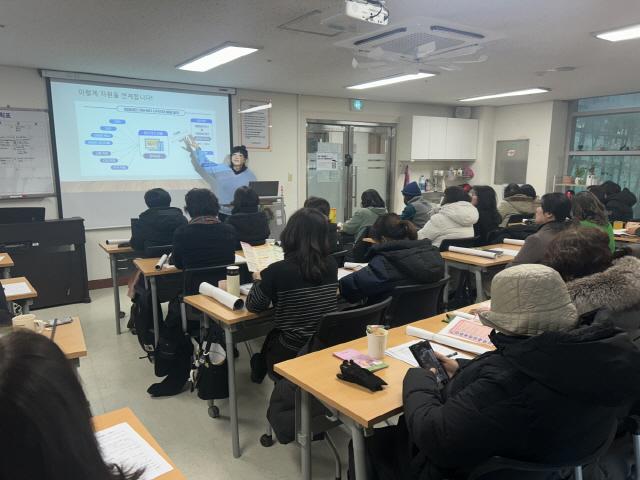 NSP통신-13일 아름채노인복지관에서 복지관 생활지원사를 대상으로 찾아가는 복지행정 희망알리고 관련 교육을 진행하고 있다. (사진 = 의왕시)