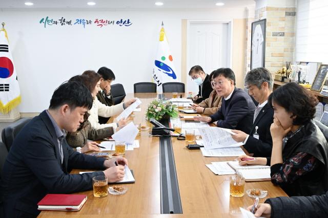 NSP통신-이민근 안산시장(오른쪽 세번째)이 14일 시청에서 안산교육지원청 관계자들과 안산형 워킹스쿨버스 도입 방안을 논의하고 있다. (사진 = 안산시)