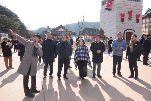 NSP통신-안동시의회 한국문화테마파크 현장 방문, 시설 활용 실태 및 산성마을 겨울나라 운영 현황 점검 실시 (사진 = 안동시의회)