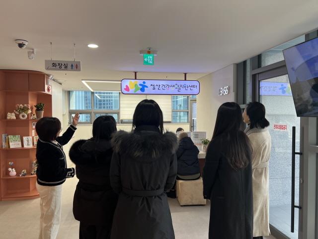 NSP통신-14일 부천시 보건소 관계자들이 철산건강생활지원센터를 방문해 건강생활지원센터 운영 전반에 대한 벤치마킹을 진행하고 있다. (사진 = 광명시)