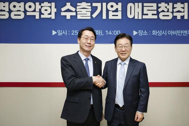 NSP통신-정명근 화성시장(왼쪽)과 이재명 당시 더불어민주당 당대표가 악수를 하고 있다. (사진 = 화성시)