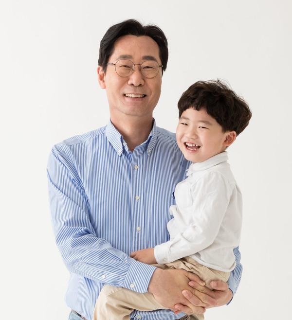 NSP통신-정명근 화성시장이 아이를 안고 있다. (사진 = 화성시)