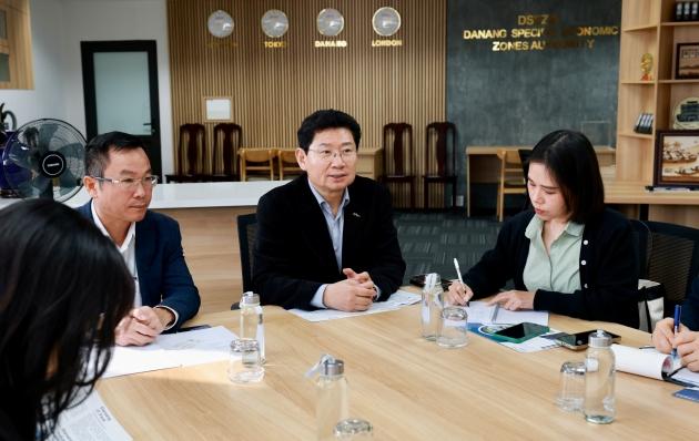 NSP통신-이상일 용인특례시장(가운데)은 15일(현지시각) 다낭 하이테크파크 산업단지를 방문해 응우옌 꽁 띠엔 다낭 하이테크파크 관리위원회 부위원장(왼쪽)을 만났다. (사진 = 용인특례시)