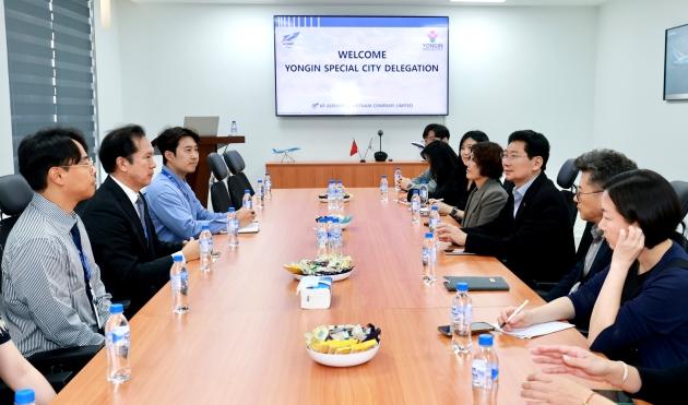 NSP통신-이상일 용인특례시장이 15일(현지시각) 다낭 하이테크파크에 입주한 한국 기업인 KP Aerospace Vietnam을 방문해 이재춘 대표를 만나 기업 운영 현황을 청취하고 있다. (사진 = 용인특례시)