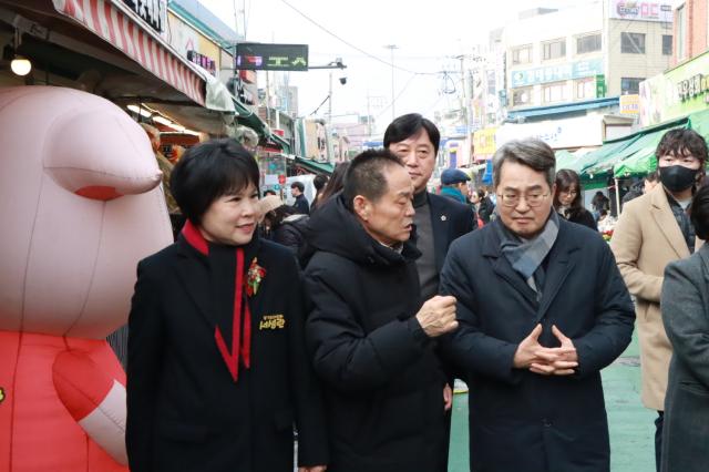 NSP통신-의왕 도깨비시장에서 열린 민생경제 현장투어에 참석해 김동연 경기도지사와 함께 상인들의 목소리를 청취하고 있는 서성란 경기도의원(왼쪽 첫번째). (사진 = 서성란 의원실)