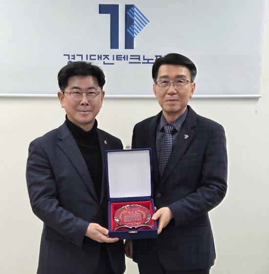 NSP통신-경기북부 중소기업의 기술 혁신과 지역 산업 경쟁력 강화에 기여한 공로로 경기대진테크노파크로부터 감사패를 받은 윤충식 경기도의원(왼쪽)이 수상 기념촬영을 하고 잇다. (사진 = 윤충식 의원실)