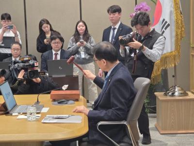 [NSP PHOTO]이창용 넥타이는 푸르지만 새해 첫 금통위, 금리 동결 유력