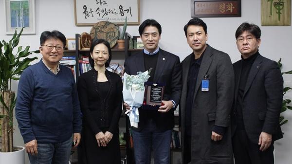 NSP통신-신도시 감사패를 수여받은 한준호 의원(가운데)이 기념사진을 찍고 있다. (사진 = 한주호 의원실)