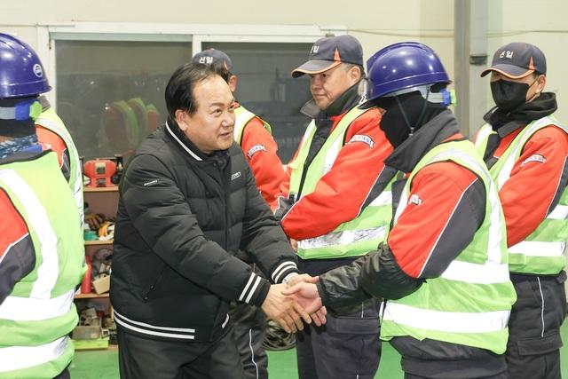 NSP통신-이권재 오산시장(왼쪽)이 환경미화원들과 악수를 하는 모습. (사진 = 오산시)