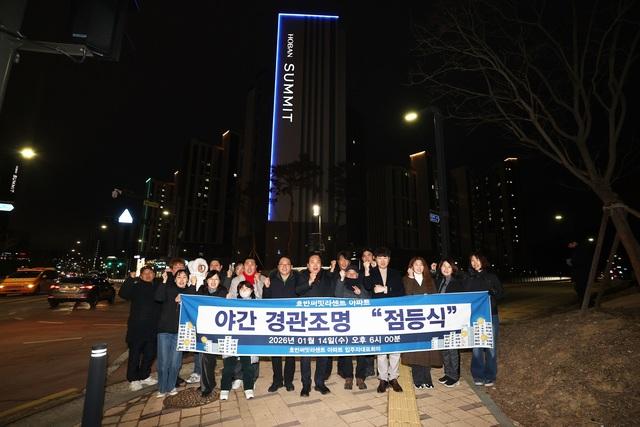 NSP통신-14일 이권재 오산시장(가운데)과 호반라센트아파트 관계자들이 점등식에서 기념촬영을 하는 모습. (사진 = 오산시)