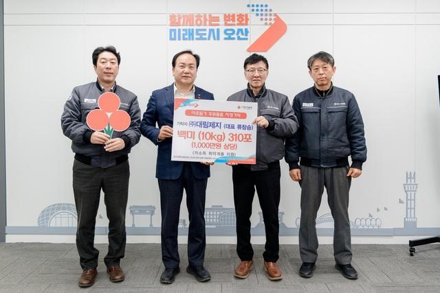 NSP통신-15일 이권재 오산시장(왼쪽 두번째)과 대림제지 관계자들이 쌀 기탁식에서 기념촬영을 하는 모습. (사진 = 오산시)