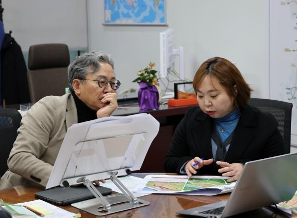 NSP통신-전자영 경기도의원이 15일 용인시 실무부서, 설계사무소 관계자와 기흥호수 야외무대 추진 상황 관련 간담회를 하고 있다. (사진 = 경기도의회)