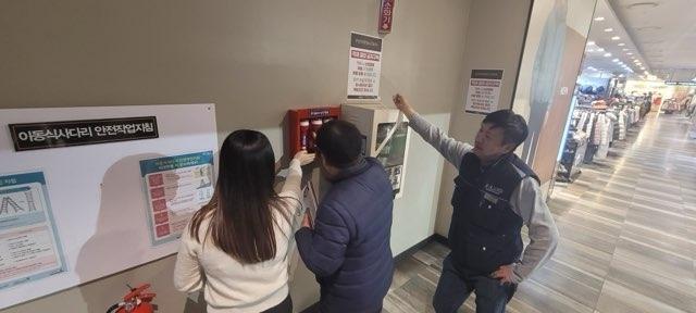 NSP통신-합동 점검단이 다중이용시설에서 안전관리 실태를 점검하고 있다. (사진 = 수원시)