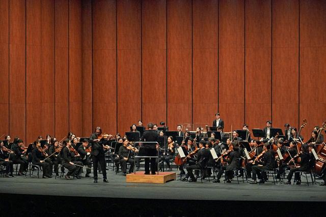 NSP통신-15일 화성예술의전당 동탄아트홀에서 레오니다스 카바코스와 협연이 진행되고 있는 모습. (사진 = 화성시)