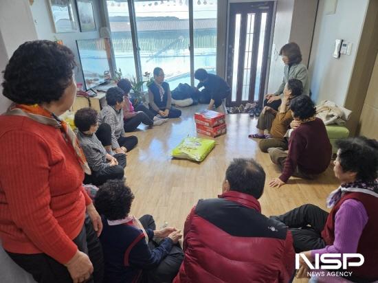 NSP통신-장미향 광영동장 경로당 방문해 새해 인사를 전하고 쌀과 라면 전달 (= 광양시청)