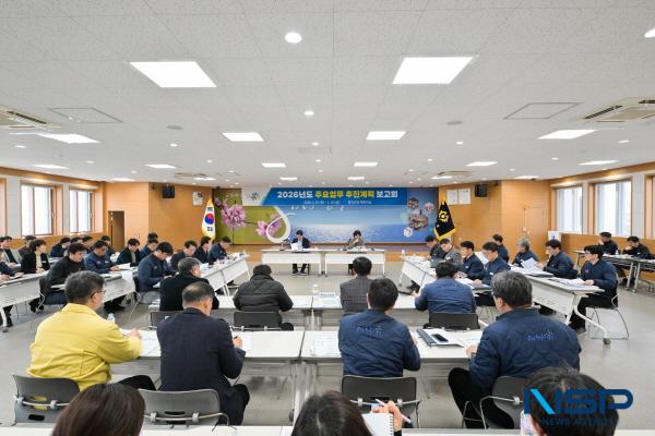NSP통신-영덕군은 지난 15일과 16일 2일간 김광열 군수를 비롯해 황인수 부군수, 부서장과 담당 팀장 등 주요 간부들이 참석한 가운데 2026년 주요 업무 계획 보고회를 개최했다. (사진 = 영덕군)