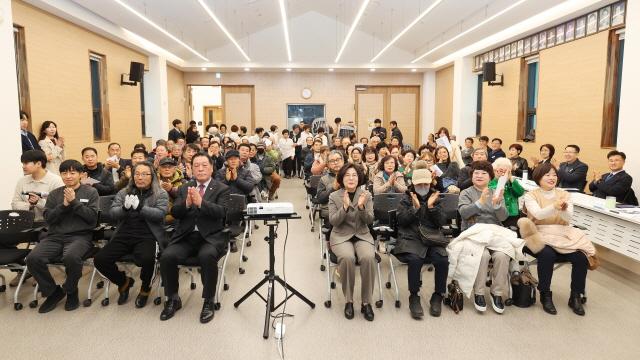 NSP통신-서운면 2026년 상반기 정책공감토크 행사 기념촬영 모습. (사진 = 안성시)