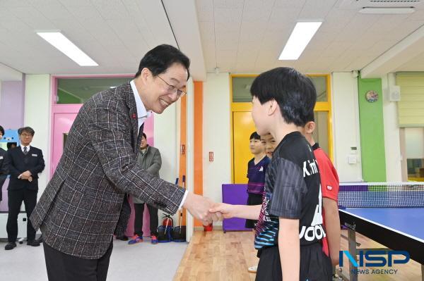 NSP통신-경상북도교육청은 16일 봉화군에 있는 상운초등학교 탁구부를 방문해 우수한 성과를 거두고 있는 학생선수들을 격려하고 학교체육 활성화를 위한 현장 소통의 시간을 가졌다. (사진 = 경상북도교육청)