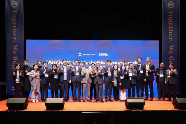 NSP통신-애니라이트 스쿨 설립·운영 협약식 단체 기념촬영 모습. (사진 = 평택시의회)