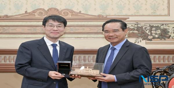 NSP통신-대구광역시는 베트남 최대 경제도시인 호치민시와의 교류 협력을 확대하기 위해 응웬 반 드억(Nguyen Van Duoc) 호치민시 인민위원장과 면담을 갖고 경제·과학기술·인적 교류 분야를 중심으로 한 협력 방안을 논의했다. (사진 = 대구광역시)
