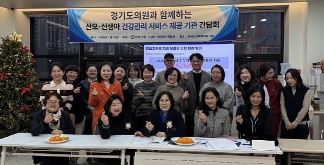 NSP통신-서현옥 경기도의원이 경기도의원과 연합회가 함께하는 릴레이 간담회 후 참석한 관계자들과 함께 기념촬영을 하고 있다. (사진 = 서현옥 의원실)