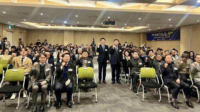 NSP통신-방성환 경기도의원이 15일 수원컨벤션센터에서 열린 대통령직속 농어업·농어촌특별위원회 경기도 타운홀 미팅 참석자들과 함께 기념촬영을 하고 있다. (사진 = 경기도의회)