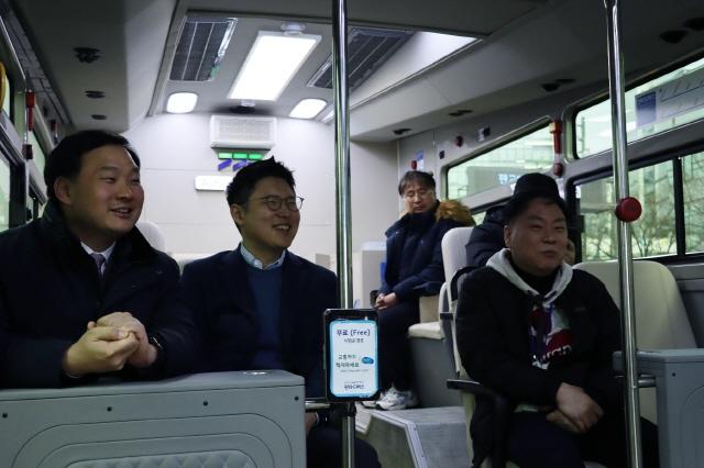 NSP통신-16일 경기도 미래모빌리티센터를 방문한 고준호 경기도의원이 자율협력주행버스를 시승하고 있다. (사진 = 고준호 의원실)