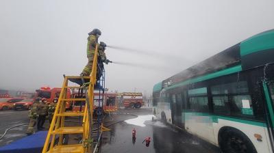 [NSP PHOTO]김포 양촌읍 주차 중이던 전기버스 화재 무인 방수차 투입해 인명피해 없어