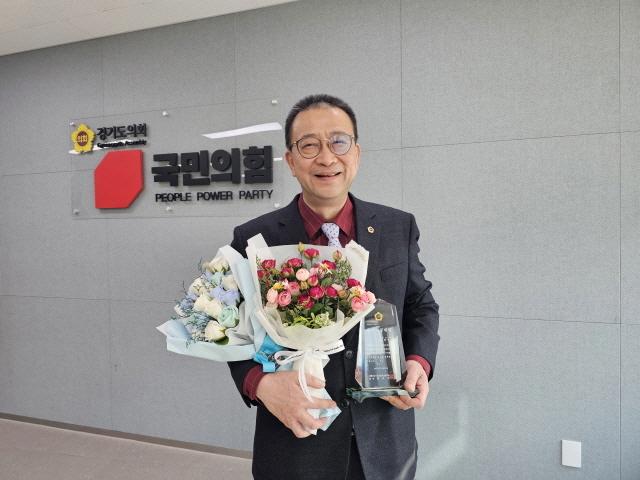 NSP통신-책임 있는 의정활동과 정책 성과를 보여준 공로를 인정받아 우수의정대상에 선정된 백현종 경기도의회 국민의힘 대표의원이 수상 기념촬영을 하고 있다. (사진 = 경기도의회 국힘)