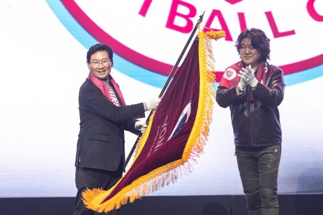 NSP통신-이상일 구단주가 용인FC가 K2리그 가입을 축하하는 기를 흔들고 있다. (사진 = 용인특례시)