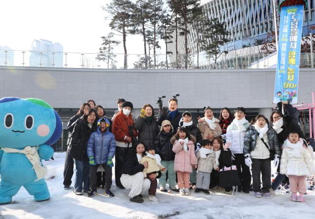 NSP통신-김동연 경기도지사가 꿈나무기자단, 도민 등이 참석한 경기도담뜰 겨울 눈밭 놀이터 개장식에서 아이들과 기념촬영을 하고 있다. (사진 = 경기도)