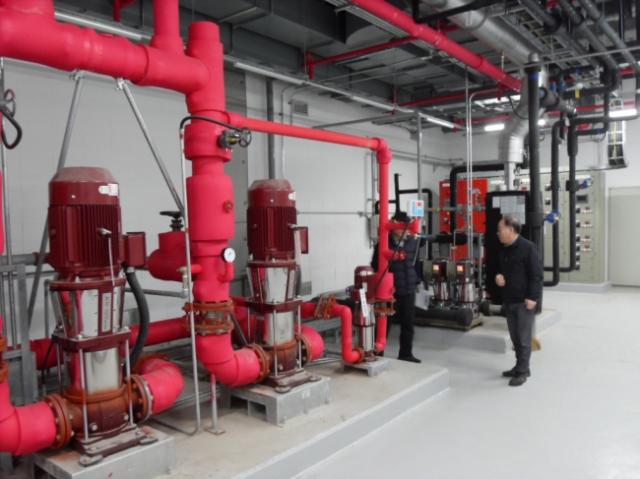 NSP통신-안전관리자문단 전문가와 시설물 관리부서 관계자들이 합동 점검을 하는 모습. (사진 = 용인특례시)