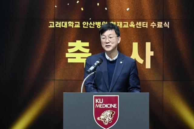 NSP통신-이민근 안산시장(맨 앞줄 가운데)이 17일 고려대학교 안산병원에서 열린 2025학년도 고려대학교 의과대학 부속 안산병원 영재교육센터 수료식에서 인사 발언을 하고 있다. (사진 = 안산시)