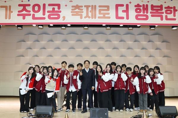 NSP통신-지난달 학생자치회 주도로 열린 향동고등학교 축제 (사진 = 고양시)