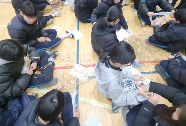 NSP통신-고양중학교 JUMP UP 프로젝트 - 새벽이생추어리 놀이감 만들기 활동 (사진 = 고양시)