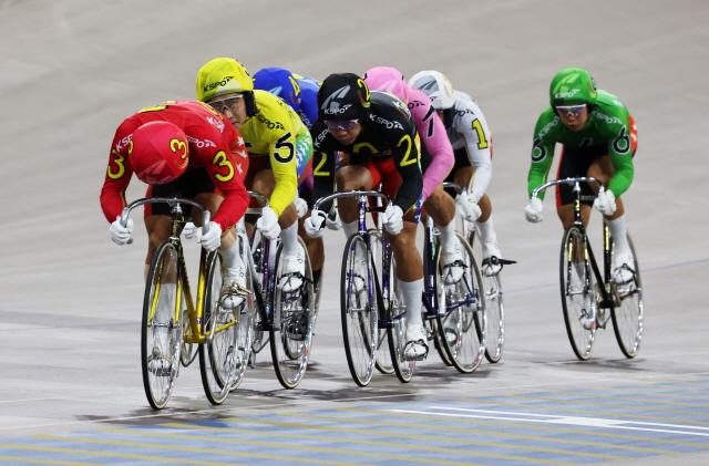 NSP통신-광명스피돔에서 경륜 선수들이 경합을 벌이고 있다. (사진 = 국민체육진흥공단)