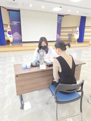 NSP통신-청도군은 현업 근로자의 건강 증진과 직업성 질환 예방을 위해 19일 청도군청을 비롯한 관내 5개 사업장에서 청도군 소속 현업 근로자를 대상으로 보건관리 활동을 실시했다. (사진 = 청도군)